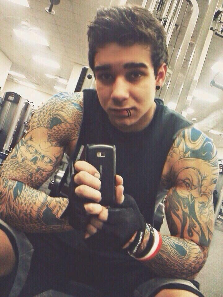misterrcarter's tweet photo. @nickpallauf looks like a fucking toddler with the body of a bodyguard wtf is this ew http://t.co/oQIL1nZ20F