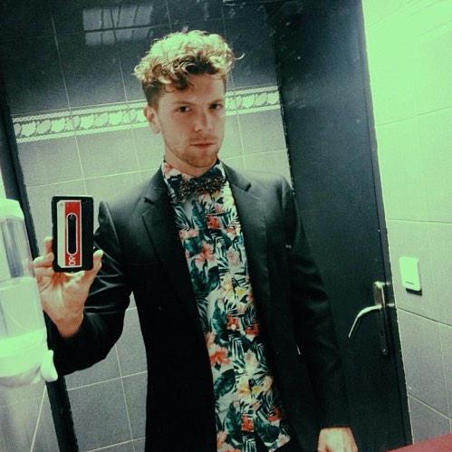 Derek_Venturi's tweet photo. text- mirror selfie??? http://t.co/F2XDARH76E