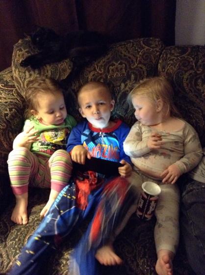 MoMofFratGirls's tweet photo. A new year.  I started my period, have a cold, I've cooked/cleaned, gave the girls a bath.  Hey 2015 😜 http://t.co/ThvATJAR82