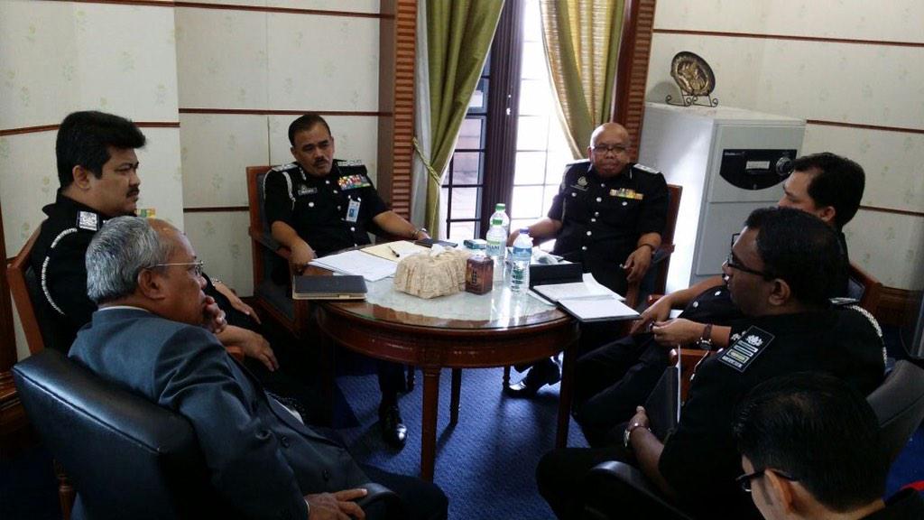 Mustafa_DSMI's tweet photo. Morning briefing 1st day #2015 @Zahid_Hamidi @AliHamsa55 @imigresenmy @KDNPUTRAJAYA http://t.co/oswhUzCOxu