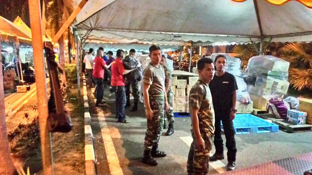 ERCBentong's tweet photo. Team @jpamwp bantu hantar bantuan di Tudm Subang @HishammuddinH2O @kpjpam @1MinDef @JPAMtwiter http://t.co/NEIchF2quI