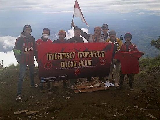 Beberapa member <a href="/Milan_Indramayu/">MI Basis Indramayu</a> yang mendaki Gunung ciremai, kemaren.😁😄👏 #ForzaMilindra