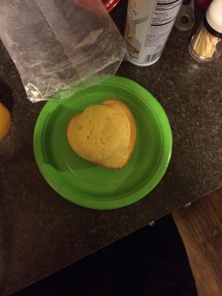 CodeNameHowl's tweet image. My mom made me a small heart shaped cake. #IEatThat #Shwoop