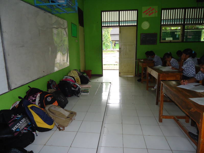 WeGotLoves's tweet photo. #WGLFlashback ujian tas dikumpul ke depan. Ehh tau tau tas kita tumpukan sama si dia. Langsung nyess melted hati ini. http://t.co/R61gVfW1Ej