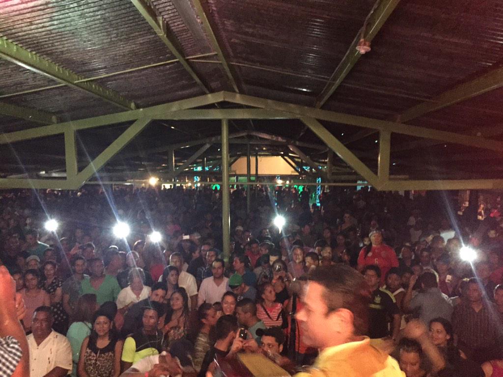 Sandrasandovals's tweet photo. Ya empezò el baile http://t.co/LFX8Q13hck
