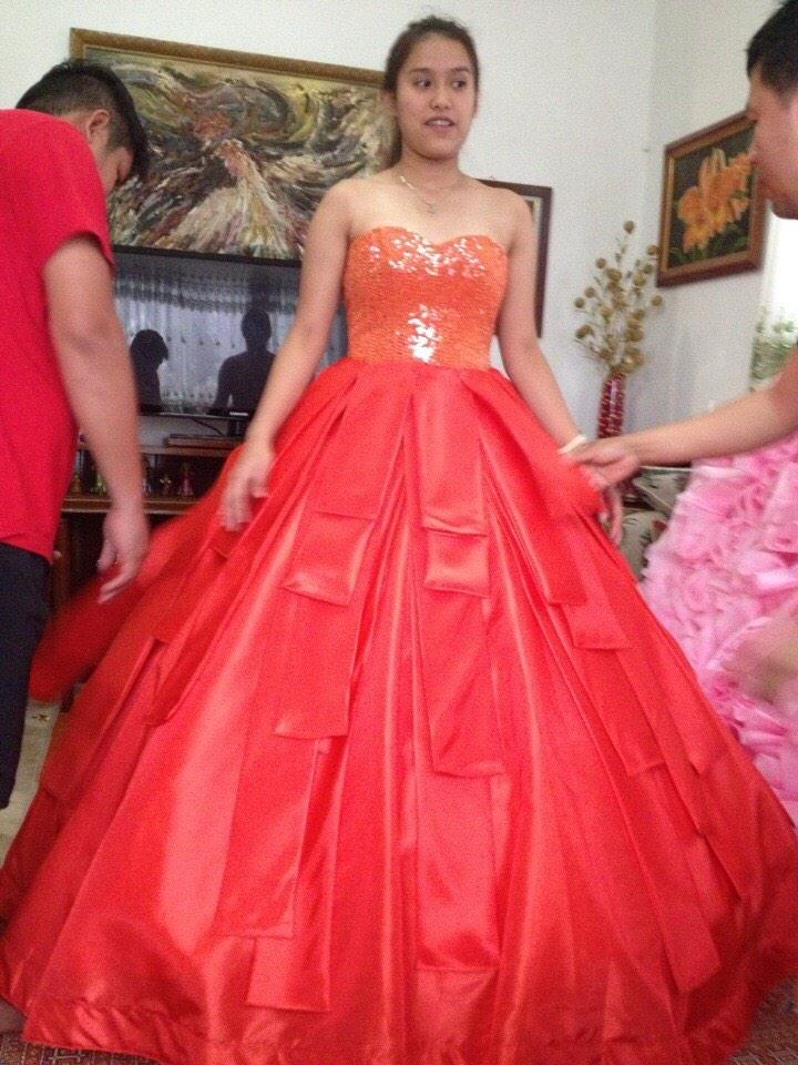 saerwenostariel's tweet photo. Throwbaaaaack #gownfitting #debut #theselection #theelite #theone @kieracass 💓💃😌 http://t.co/mM6zFMfRpC