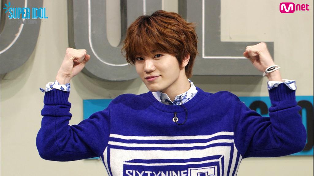 [#슈퍼아이돌차트쇼] 고성방가 난무! 슈퍼MC들의 좌충우돌 미니 철인 3종게임 대결! 과연 이 대결의 승자는? 여기에 2015년 첫 방송을 위해 알록달록 겸둥이로 변신한 MC의 정체까지! #Mnet 잠시후 5시