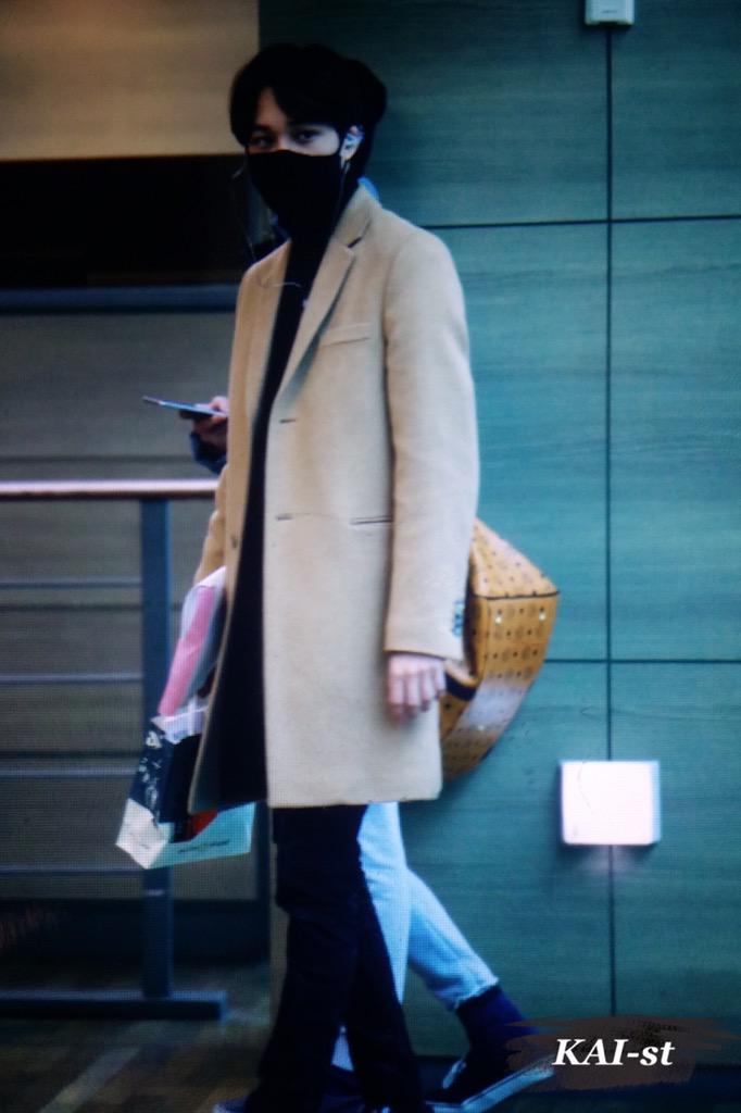 kai_st14's tweet photo. 150102 인천공항 출발 #종인 종인이 비율 👍 코트구김까지 사랑스러울일........🙊🙊 http://t.co/Vsl0RX2brI