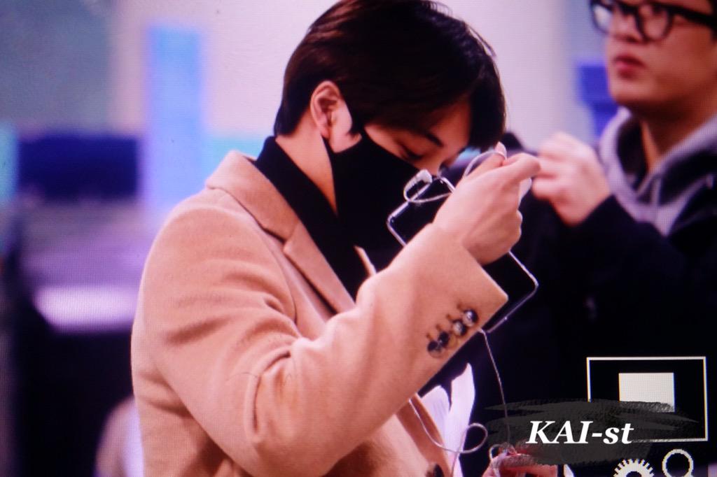 kai_st14's tweet photo. 꼬인 이어폰 풀기 http://t.co/lh9kxIvfMy