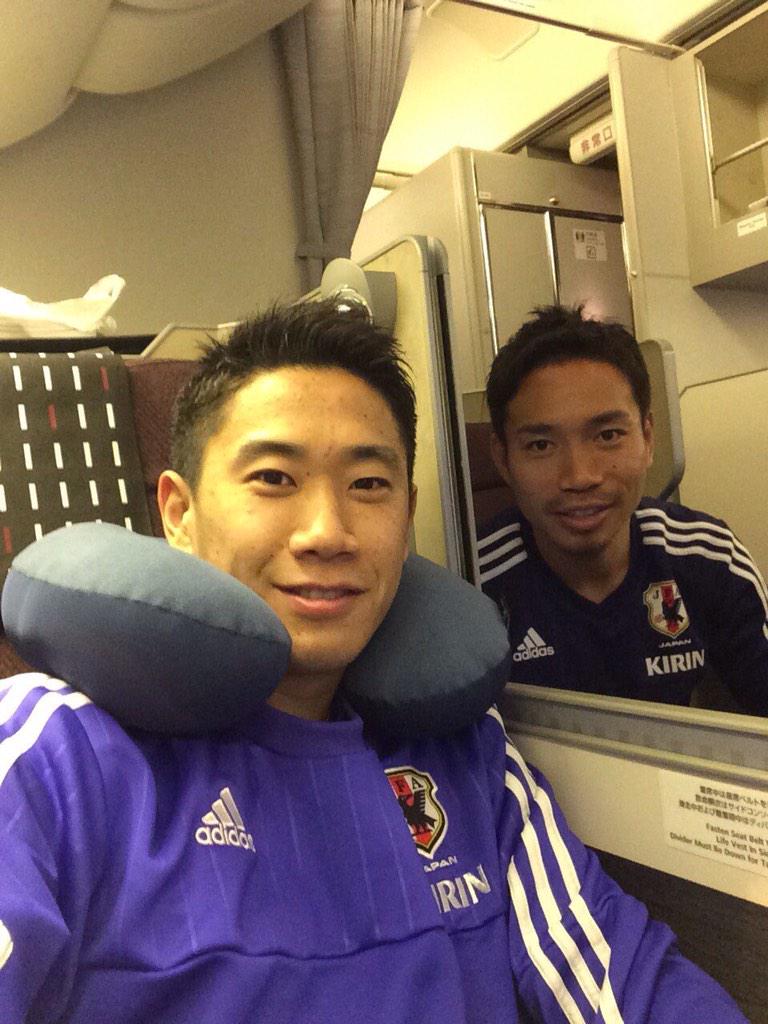 ライブドアニュース Twitterissa ちょｗ 香川真司の新年挨拶の写真に 生き霊が写っている と話題に Http T Co U0fwyfguib ネットの反応 この鏡変じゃない 鏡に長友さんの生き霊がうつってる ワロ友 Http T Co Jmaa3myrj1