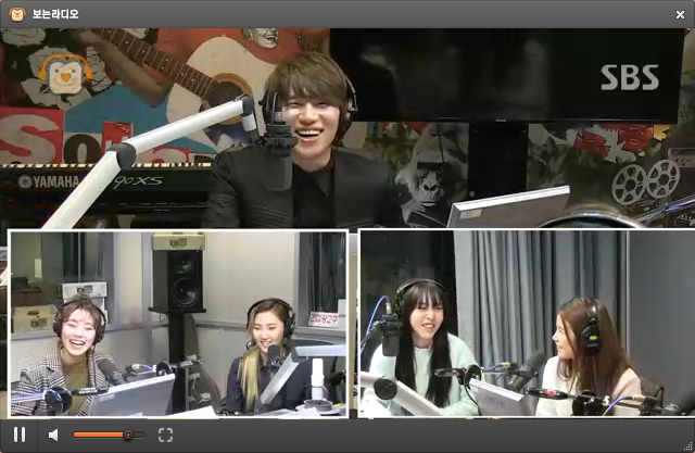 mamamoosolar's tweet photo. "mamamoodaily: #Mamamoo (#마마무) on K.Will's Youngstreet (게이윌의 영스트리트) on SBS Power FM http://t.co/d2l9XygSDI"