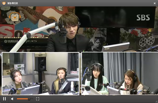 mamamoosolar's tweet photo. "mamamoodaily: #Mamamoo (#마마무) on K.Will's Youngstreet (게이윌의 영스트리트) on SBS Power FM http://t.co/d2l9XygSDI"