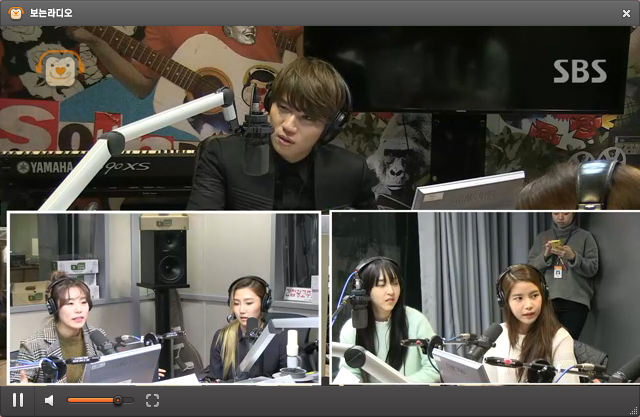 mamamoosolar's tweet photo. "mamamoodaily: #Mamamoo (#마마무) on K.Will's Youngstreet (게이윌의 영스트리트) on SBS Power FM http://t.co/d2l9XygSDI"