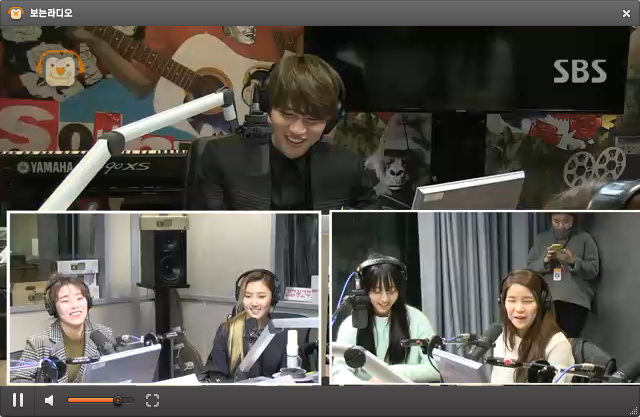 mamamoosolar's tweet photo. "mamamoodaily: #Mamamoo (#마마무) on K.Will's Youngstreet (게이윌의 영스트리트) on SBS Power FM http://t.co/d2l9XygSDI"