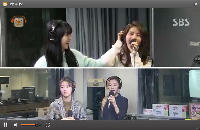 mamamoosolar's tweet photo. "mamamoodaily: Piano Man at SBS Youngstreet Screenshots #Mamamoo #마마무 http://t.co/1QK0dbYUGY"
