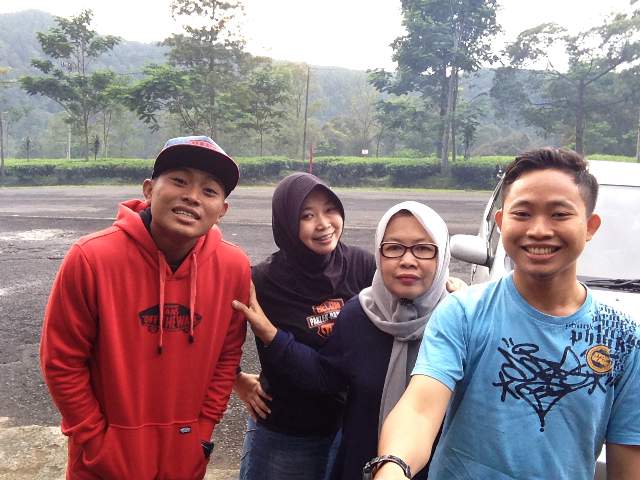 kiki_hoffman's tweet photo. Holiday seruu #WithFamily#Bandung http://t.co/lWaiQxz6Zg