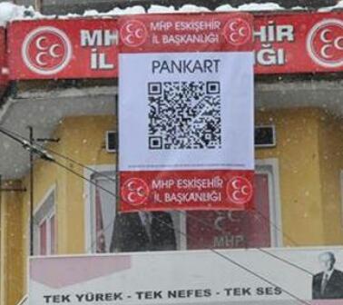 HakikatinSesi_'s tweet photo. MHP'den Karekodlu pankart hamlesi
Hırsızlığınızı bütün engellemelere rağmen duymayan kalmayacak
#MedyanınKARAyılı2014 http://t.co/9vSFOVf20H