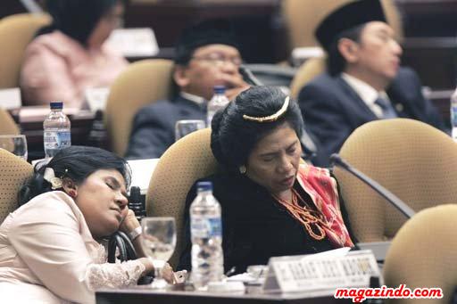 bedanya tidurnya orang yang bekerja dengan orang yang kerjaannya tidur.