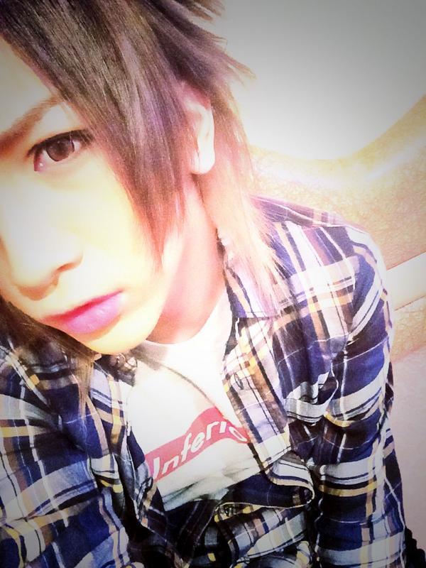 iketeru_menz_'s tweet photo. 【アルルカン/來堵】ギター。12/8生まれ。「來堵」という名前に由来はなく、響きで考えた。秘技はボタン外し。女の子の欲しがりで構ってちゃんな感じがキュンとするらしい。好きなタイプは好きになった人。きゃりーぱみゅぱみゅが好きと話している http://t.co/5hD1BlT0ek