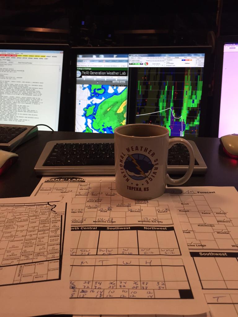 FrankWaughKAKE's tweet image. Working on a snow forecast for #KAKEland... #NoFilter #PoorLighting?