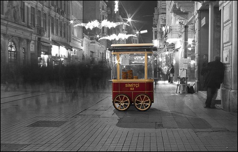 Dünyanın nüfusu ikiye bölünüyor
Yarısı sen oluyorsun, yarısı ben
Sonra ikimiz bir bütün oluyoruz,
Kimseye sezdirmeden
