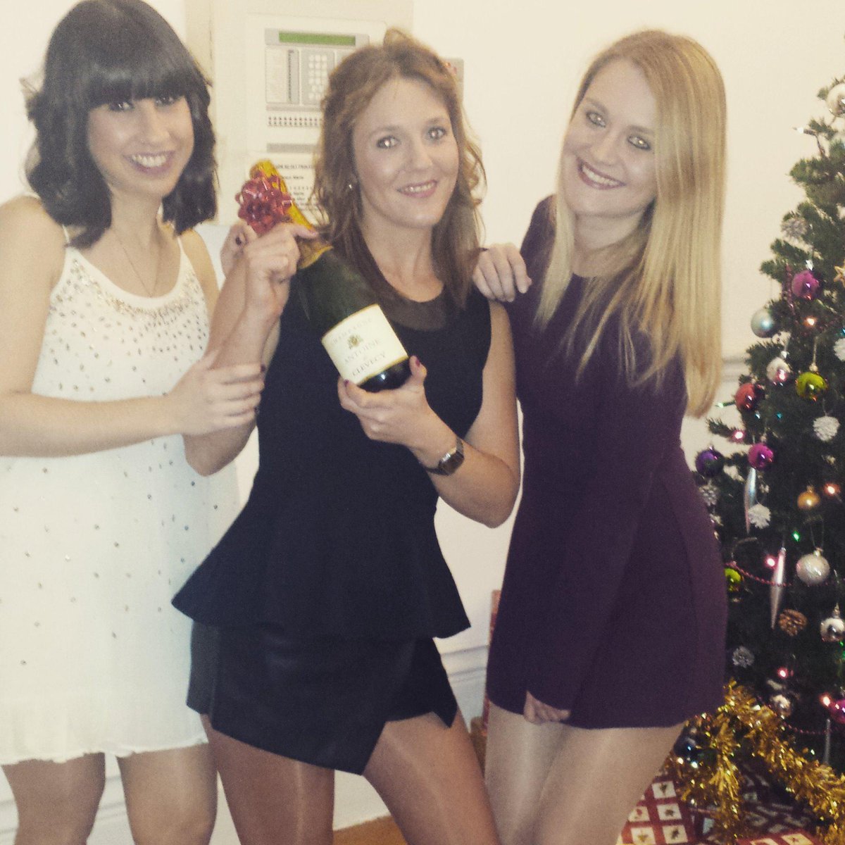 LHALondon's tweet photo. Happy New Year from residents at Leinster House! Make the most of London's January sales; 8 mins by bus to Oxford st! http://t.co/oqWzQ7UTmC