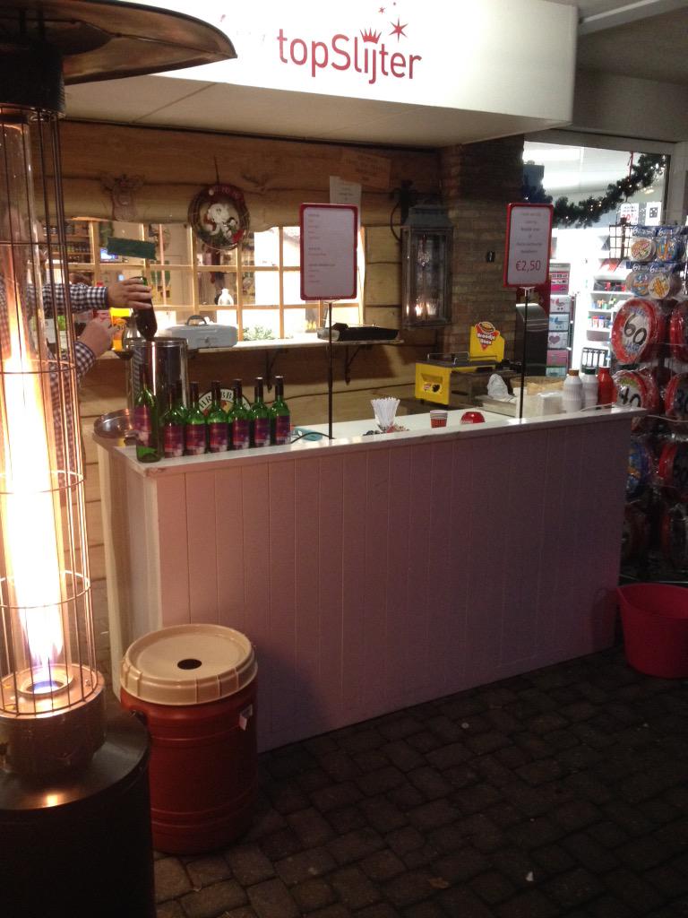 Klaar voor #tractorsbynight  <a href="/frankvangilscat/">Frank van Gils</a> <a href="/Botteliermade/">Ron Laurijssens</a> op den deel. Tot zo!