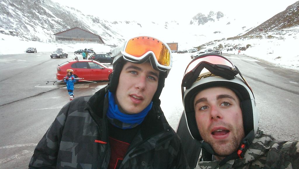 AlbertoMoran270's tweet photo. Espectacular día de nieve!!!!! Ahora pa casina que hay cena hoy! http://t.co/cjYccFvPbC