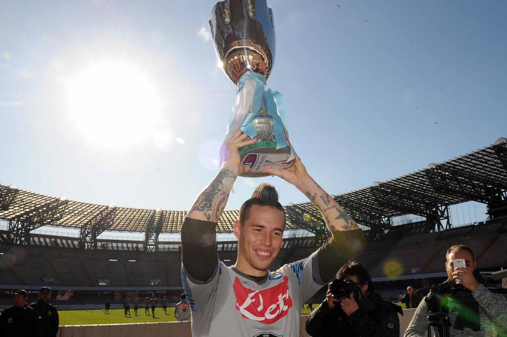 sscnapoli's tweet photo. E il Capitano alza la #SupercoppaTIM verso i tifosi #AlSanPaoloColNapoli #Hamsik #ForzaNapoliSempre http://t.co/SAa2li2QRd