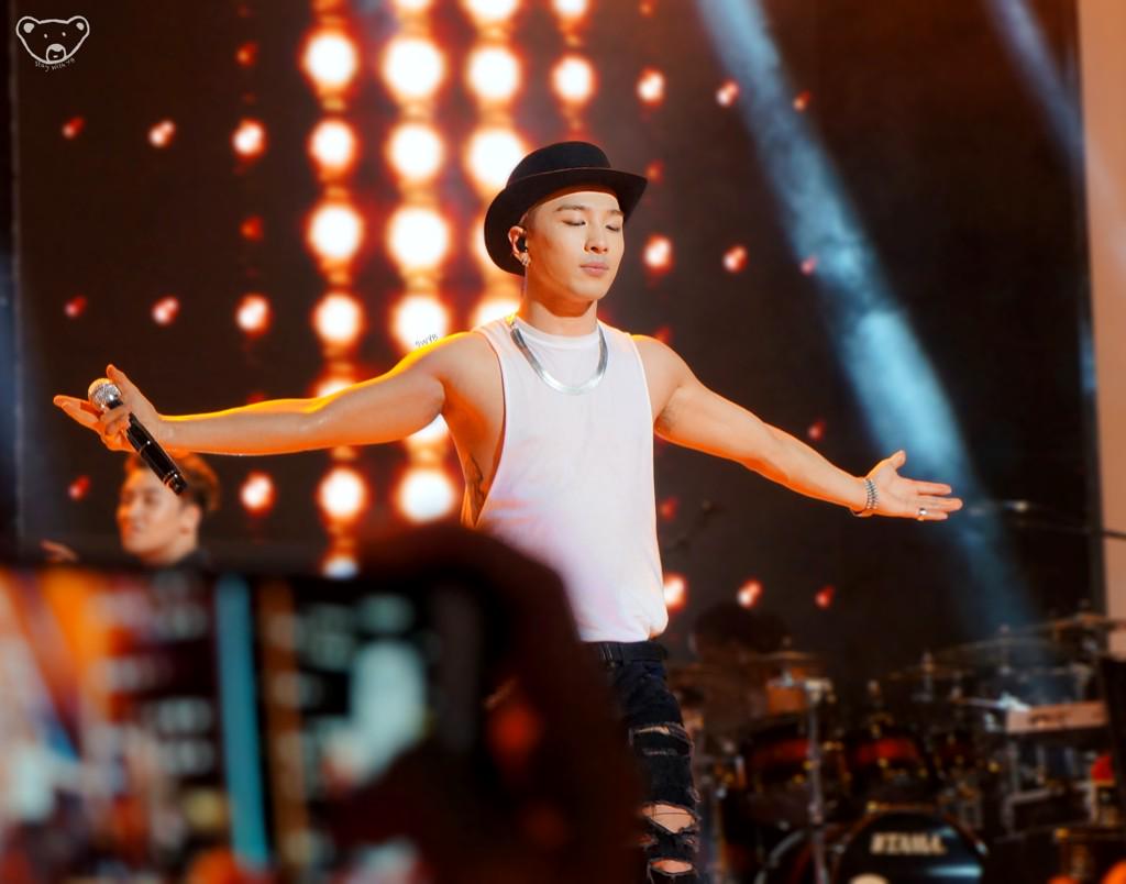 StayWithYB's tweet photo. 【SWYB✧】141231 SG50 ❤️Big big hug from YB ^3^ (by: weibo @他说他再也不相信真爱)#CelebrateSG50 #TAEYANG #YOUNGBAE #SWYB http://t.co/ZLRbtSZ9td
