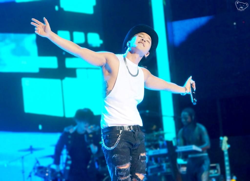StayWithYB's tweet photo. 【SWYB✧】141231 SG50 ❤️Big big hug from YB ^3^ (by: weibo @他说他再也不相信真爱)#CelebrateSG50 #TAEYANG #YOUNGBAE #SWYB http://t.co/ZLRbtSZ9td