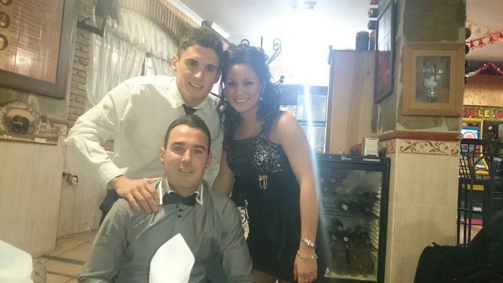 Estefaniiaa18's tweet photo. "@alberto18tk: En la ultima cena...... Del aňoo 😱😁 @Estefaniiaa18 @burffon http://t.co/i3A5YGmQpO"