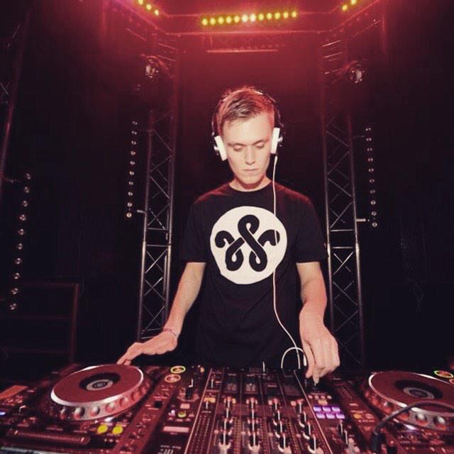 RowenReecks's tweet photo. NYE - @Subtiel_Events x @naarhuis 🔥 http://t.co/mW8rtgVwzJ