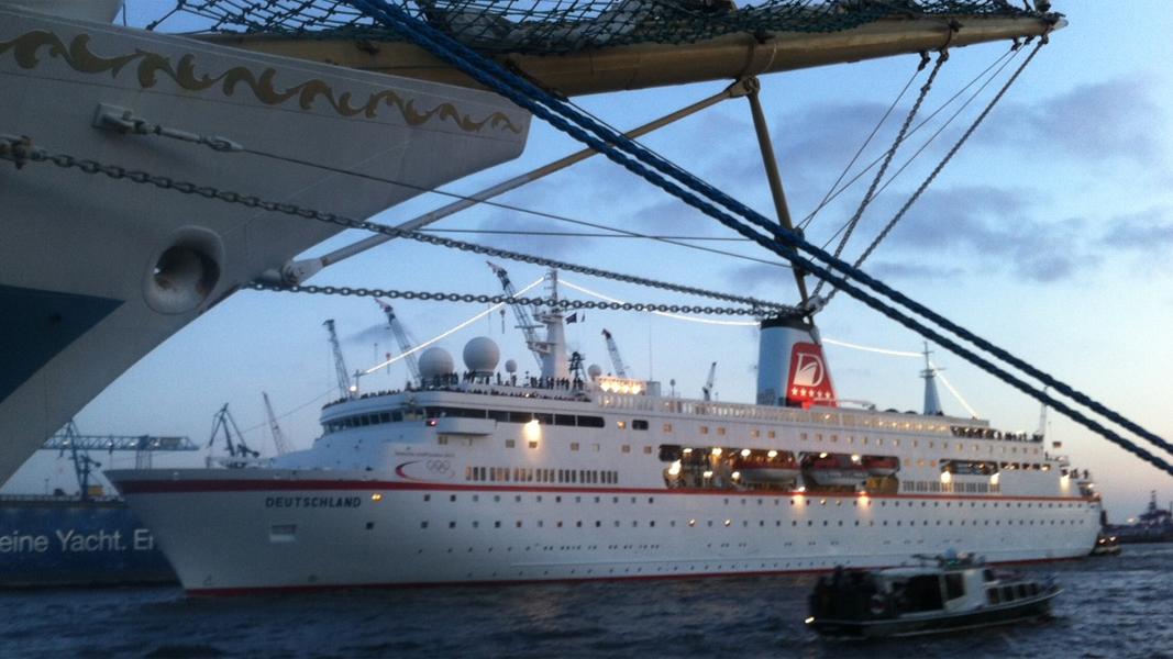 ndr's tweet photo. Was wird aus #Traumschiff #MSDeutschland? Insolvenzverfahren für Reederei #Deilmann eröffnet. http://t.co/TTvzaN7qQF http://t.co/MazEhQb9Uc