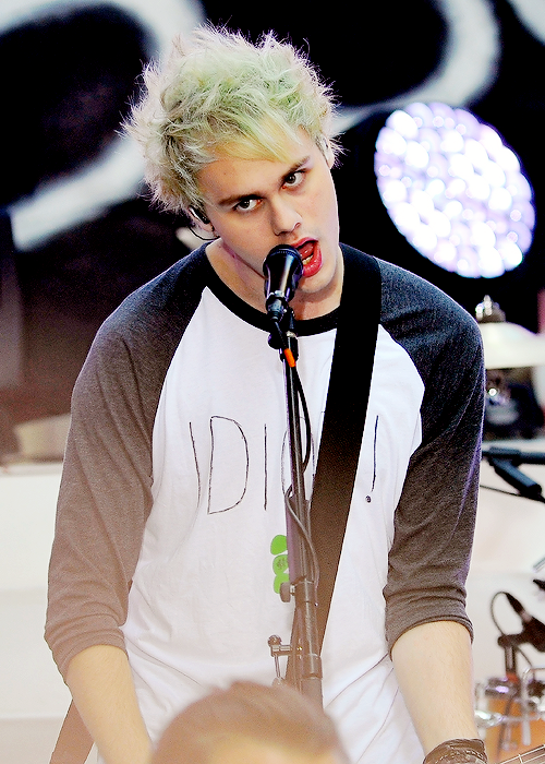 5SOSUpdatesFR's tweet photo. RT for a dm to @Michael5SOS (must be following) http://t.co/9A7gMmIFRB