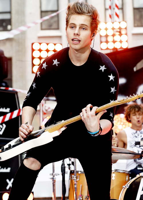 5SOSUpdatesFR's tweet photo. RT for a dm to @Luke5SOS (must be following) http://t.co/d0XH815FPl