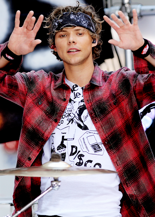 5SOSUpdatesFR's tweet photo. RT for a dm to @Ashton5SOS (must be following) http://t.co/thDgpR2C3p