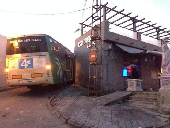 LaInfoIncreible's tweet photo. Roban un autobús en Sevilla para ir a tomar la última en Nochevieja #DejeElCocheYCogiElAutobús http://t.co/42KBOv1xJ4 http://t.co/i3KlaLBnqZ