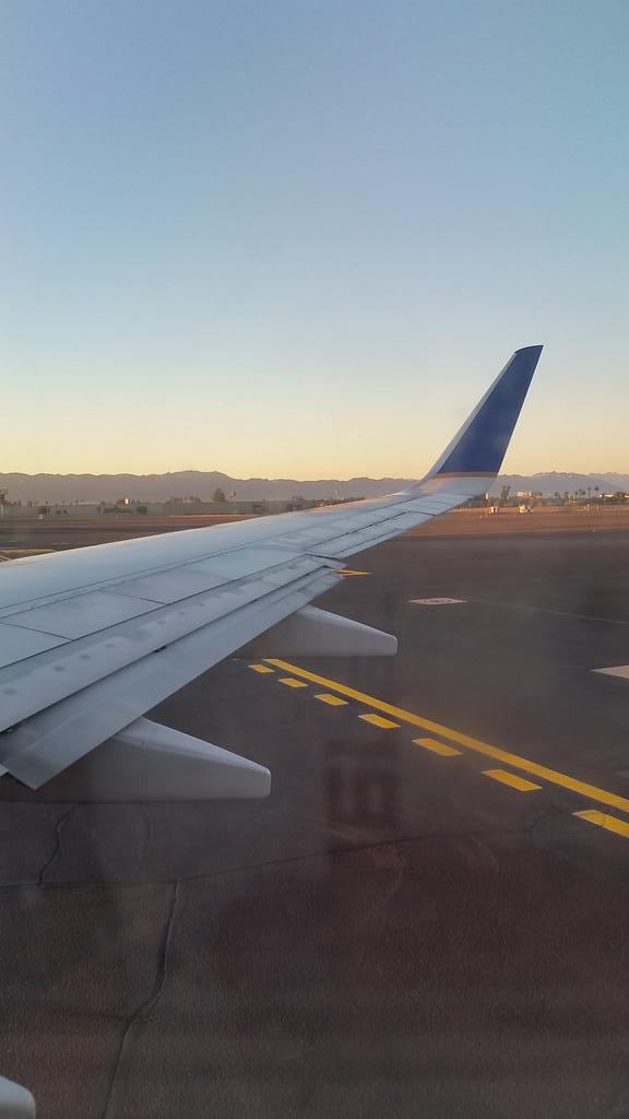 ChrisJameson33's tweet photo. Wow I love waiting on the plane for 2 hours for our wings to un-freeze. #Arizona? #goodpreperation? http://t.co/MOJgBLpuhz