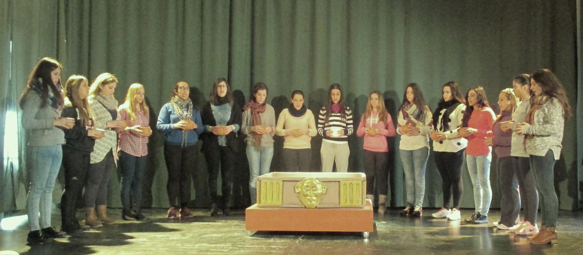 pepluque's tweet photo. Nuevo día de trabajo con @InAlbisTeatro. Hoy tocaba fortalecer el nuevo grupo q componen el CORO de #Coéforas Esquilo http://t.co/FrrJy1uW6W