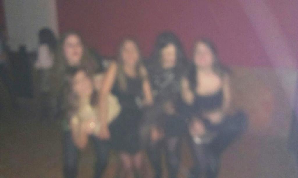 9_Ainhoa's tweet photo. Porque mis pepis son muy grandes#Prepararshow#Reyes#single @Leyregil @sorayaescalada @mmiriammir #helena#hernan😊👠 http://t.co/kjMNtHMbtt