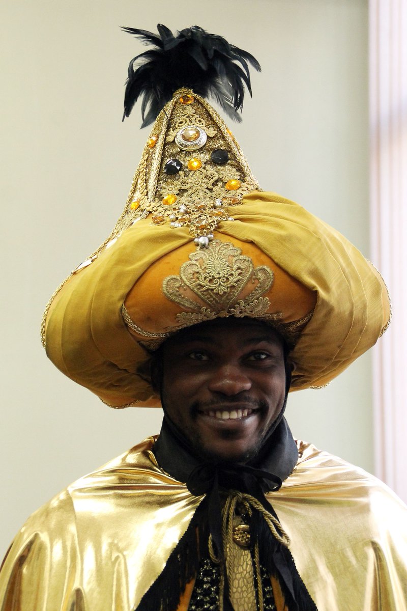 RealOviedo's tweet photo. Nuestro jugador @omgbaf, ayudante de SS.MM los Reyes Magos de Oriente http://t.co/BOeL7oLfvl #RealOviedo http://t.co/7l5f4ef1zQ