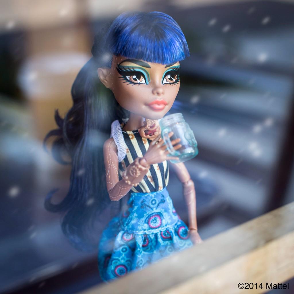 MonsterHigh's tweet photo. Time to warm up at the #CoffinBean! ☕️❤️ #BabyItsColdOutSide #RobeccaSteam #MonsterHigh http://t.co/YYz8xtj5zp