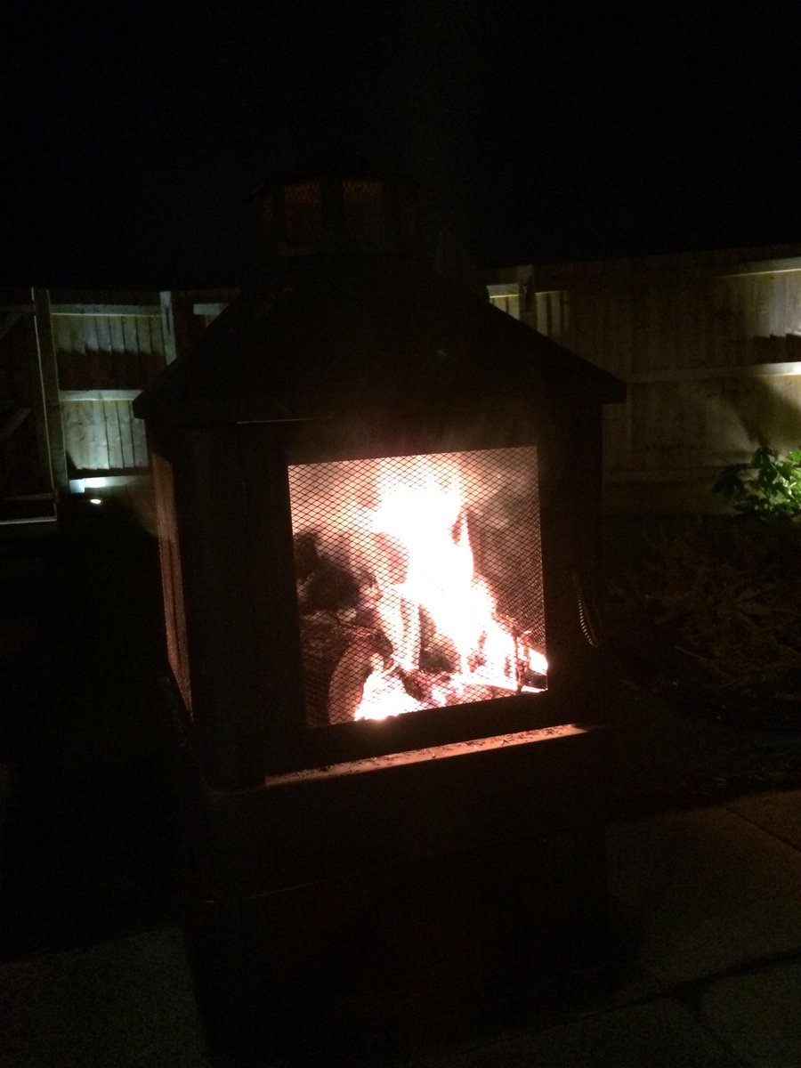 jamie_methuen's tweet image. Back home @Sherimethuen time for some wine and some fire #manmakefire.  #byebyechristmastree
