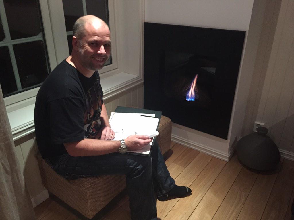 aspling99's tweet image. Det är ju tur att det finns en fjärrkontrollstyrd varm brasa!❄️❄️❄️