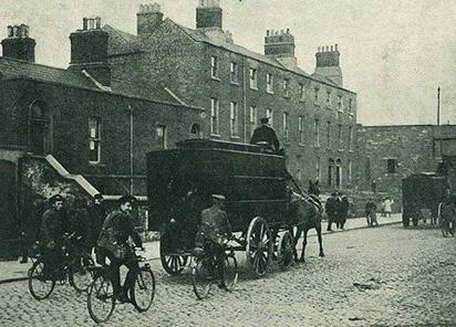 FMLocalHistory's tweet photo. Prisoners being conveyed to the boats for deportation #1916Rising Location? @OldDublinTown @PhotosOfDublin @OldeEire http://t.co/uc3Ct3ZTnM