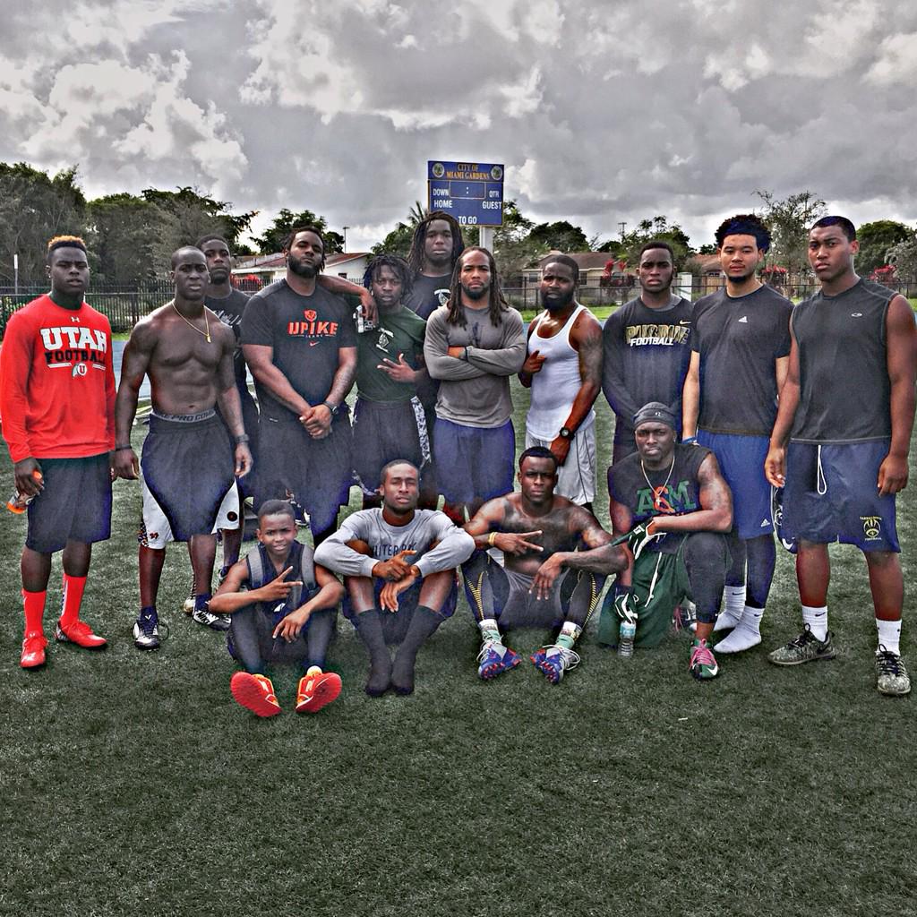 _CoachDirt's tweet photo. Put That Major Work In With The Homies 💪🏈💸💯 #TheGrind  @Travishoward_7 @AndreGodfrey7 @FYF_CEO @JBerry305 @A_GAITOR http://t.co/LZ5SVKOOyX