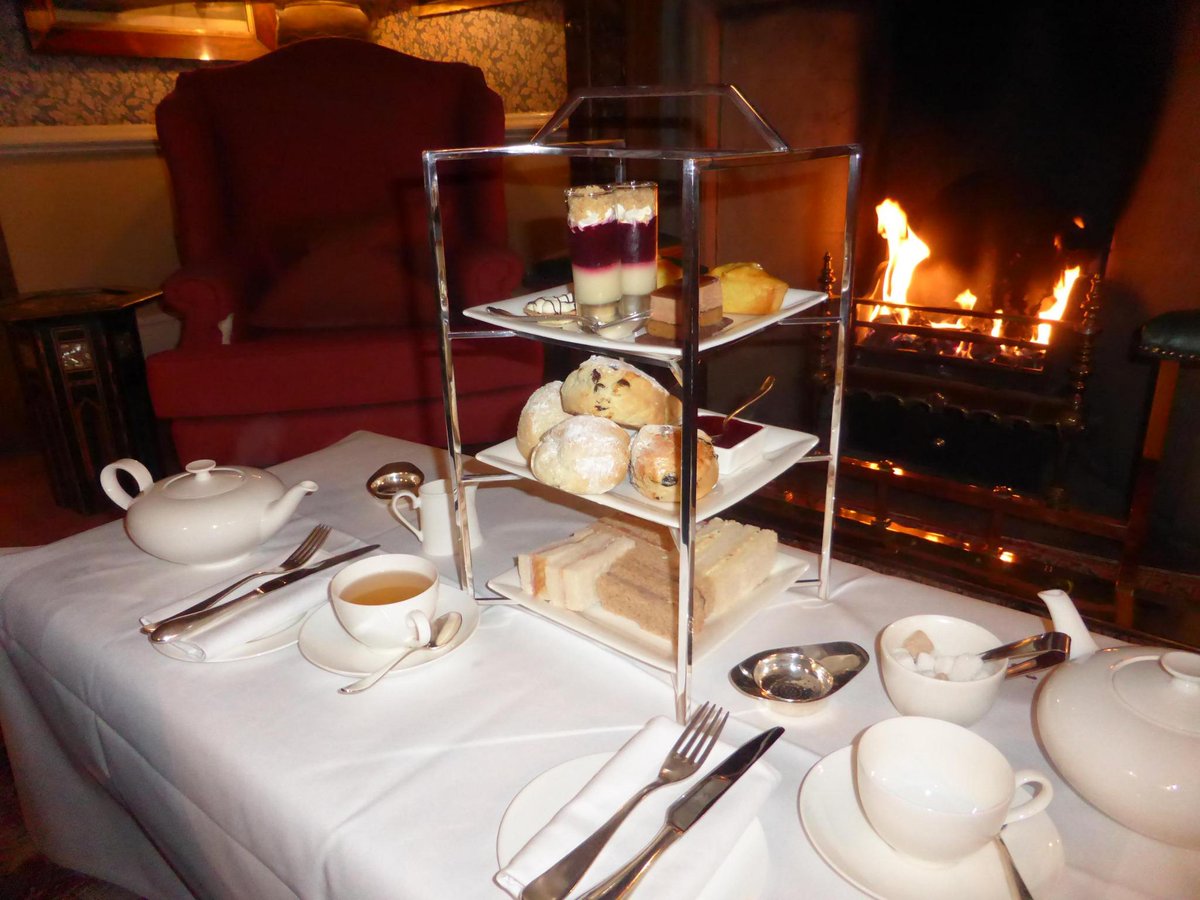 CreamTeaHour's tweet photo. We could have sat here all afternoon #roaringlogfire #afternoontea very cosy! #creamteahour http://t.co/h2P57jma5h
