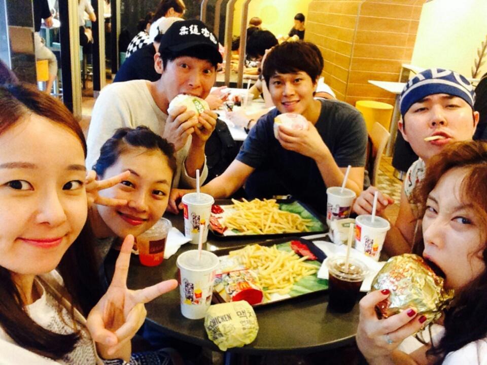 sera_king's tweet photo. 우리 참 재밌었어.
그치? 뜨거운 여름부터 칼바람부는 2015년의 새해까지! 우리 오늘 시크하게 내일 다시올것같이 공연하자ㅋㅋㅋㅋ 너희들만나서 너무 행복하고 좋았어. 24차팀♥
뮤지컬 오 당신이 잠든사이. http://t.co/NjlkauqbSU