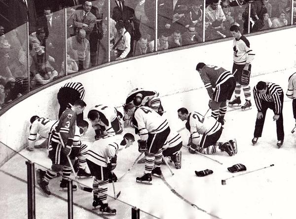 HistoryInPics's tweet photo. Blackhawks and Maple Leafs looking for contact lens, 1962 http://t.co/y7E10vzENO